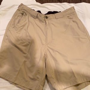 Men’s size L Duluth khaki shorts